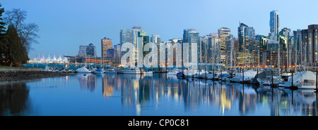 Skyline von Vancouver BC am False Creek von Stanley Park zur blauen Stunde Stockfoto