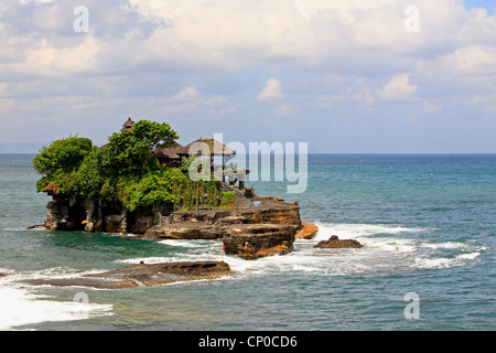 Pura Tanah Lot Tempel auf Bali, Indonesien. Dieser Tempel ist von Wasser umgeben, außer bei Ebbe Stockfoto