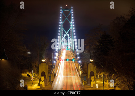 Lions Gate Bridge Eingang in Vancouver BC Kanada in der Nacht Stockfoto