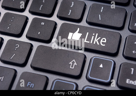 Eine gleichartige Nachricht auf geben Sie Tastatur für social-Media-Konzepte. Stockfoto