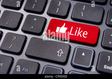 Eine gleichartige Nachricht auf geben Sie Tastatur für social-Media-Konzepte. Stockfoto