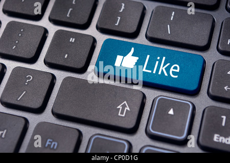 Eine gleichartige Nachricht auf geben Sie Tastatur für social-Media-Konzepte. Stockfoto