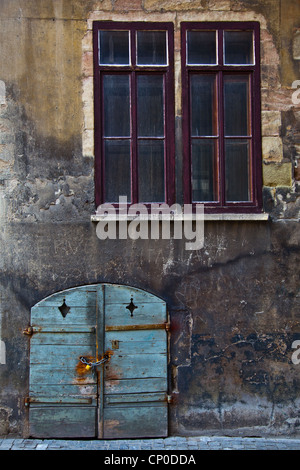 Eine Kellertür Eintrag in einer Seitengasse der Altstadt von Genf, Schweiz Stockfoto