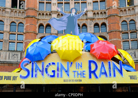 Melden Sie für Singin im Regen an der Außenseite des Palace Theatre Stockfoto