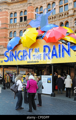 Theaterbesucher treffen sich vor dem Palast-Theater auf die Bühne zeige Singin in the Rain Stockfoto