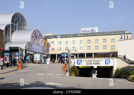 Business Design Centre Konferenz und Ausstellung Veranstaltungsort mit benachbarten Hilton Hotel und Parkplatz Stockfoto