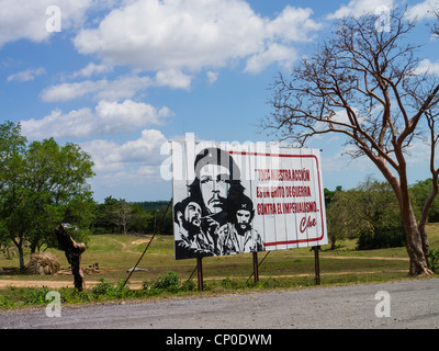 Eine kubanische Revolutionäre Plakatwand mit einem Bild von Che Guevara auf dem Lande in der Nähe von Viñales, Kuba. Stockfoto