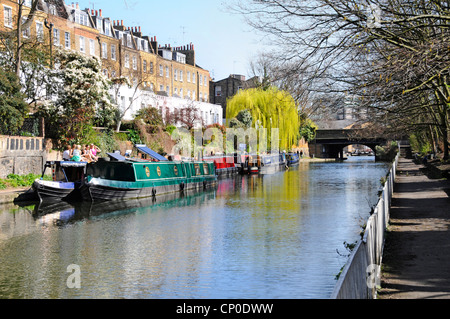 Sunny Regents Canal Narrowboat Anlegestellen & Immobilien Menschen Wandern towpath Frühling Farbe auf Weeping Willow Tree Islington London England GB Stockfoto