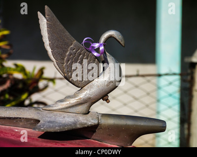 A Nahaufnahme von einem verwitterten Schwan geformt, Silber-farbig, Metall Kühlerfigur auf ein Auto im westlichen Kuba Stadt von Viñales. Stockfoto