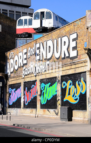 Recycelte Rohr Waggons als Ateliers oberhalb alte Eisenbahnviadukt mit Wänden verwendet für künstlerische graffiti Stockfoto