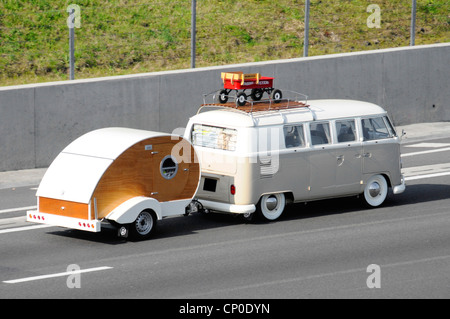 VW wohnmobile wohnmobil Reisemobil mit Dachträger abschleppen Teardrop Micro Anhänger Typ camper Caravan entlang der Autobahn M25 Essex England Großbritannien Stockfoto