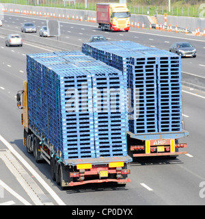 Rückansicht LKW LKW LKW & Sattelauflieger Überholen & beladen mit blauen Holzpaletten Autobahn England UK Stockfoto