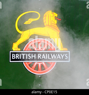 Dampf wirbelnden über Radfahren Löwe Wappen Wappen auf britischen Eisenbahn Lokomotive 1948 bis 1956 hier auf Beschlagen Britannia 70000 Euston GROSSBRITANNIEN Stockfoto