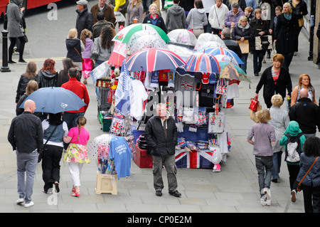 Blick von oben nach unten Schauen. Chester belebten Einkaufsstraße stall Verkauf Sonnenschirme & Souvenirs bei Besetzt ab Samstag Cheshire England Großbritannien zu Regen Stockfoto