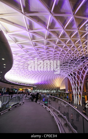 Nacht-Zeit Kings Cross Bahnhof Abfahrtzusammentreffen mit Zwischengeschoss und gemusterten beleuchtete Deckenkonstruktion Stockfoto