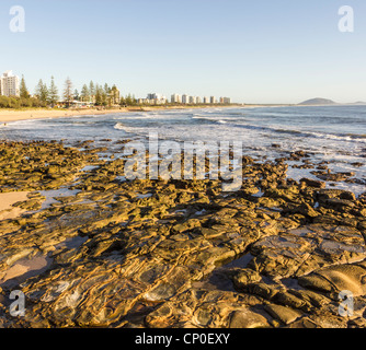 Basaltfelsen vermehren sich entlang der Sunshine Coast in Queensland, Australien, in Anspielung auf die heftige vulkanische Vergangenheit dieser Gegend. Stockfoto