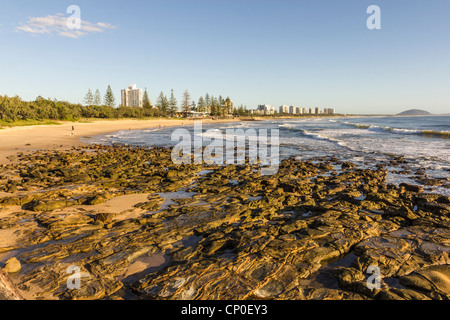 Basaltfelsen vermehren sich entlang der Sunshine Coast in Queensland, Australien, in Anspielung auf die heftige vulkanische Vergangenheit dieser Gegend. Stockfoto