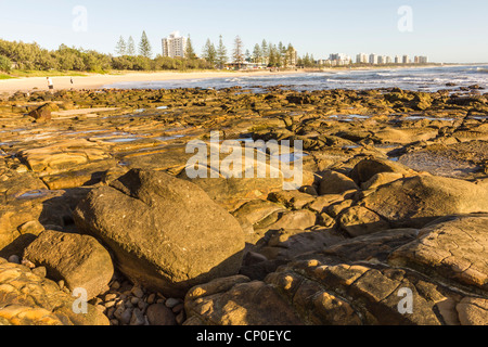 Basaltfelsen vermehren sich entlang der Sunshine Coast in Queensland, Australien, in Anspielung auf die heftige vulkanische Vergangenheit dieser Gegend. Stockfoto