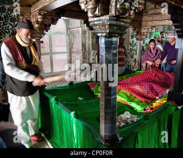 Fatehpur Sikri, Indien. Paar Mausoleum von Salim Chishti besuchen. Gebete werden oft angeboten, in der Hoffnung, Konzeption eines Kindes. Stockfoto