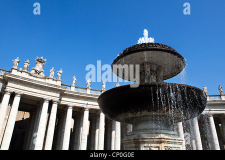 Brunnen auf dem Petersplatz, Rom, Italien Stockfoto