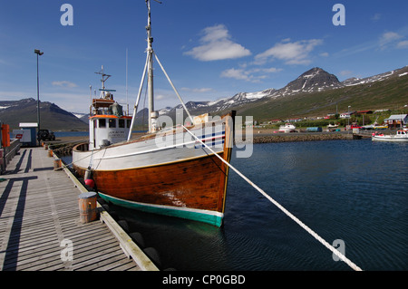 Traditionelles Fischerboot im Hafen von Faskrudfjordur in der Region Ost Fjorde von Süd-Ost-Island Stockfoto