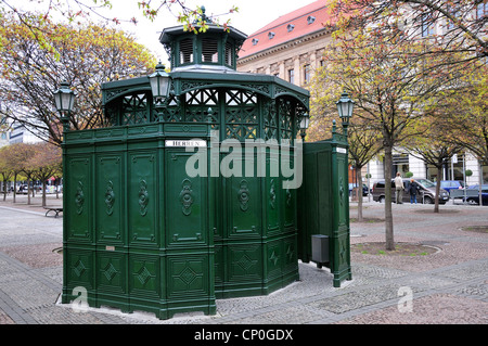 Berlin, Deutschland. Alten öffentlichen (Männer) Toilette in dem Gendarmenmarkt Stockfoto