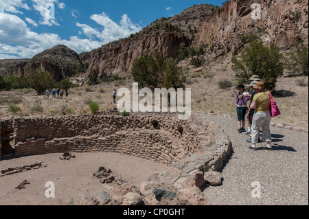 Die Überreste eines Dorfes aus Tyuonyi pueblo, Bandelier National Monument. New Mexico. USA Stockfoto