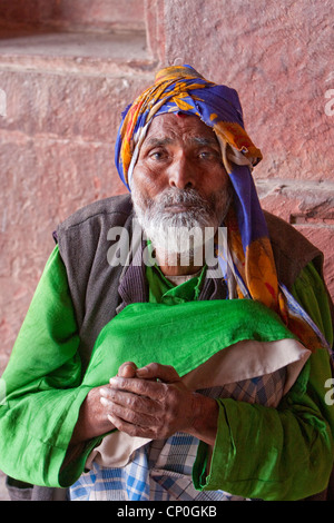 Fatehpur Sikri, Uttar Pradesh, Indien. Mann sitzt im Gebetssaal der Jama Masjid (Moschee Dargah). Stockfoto