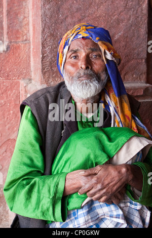 Fatehpur Sikri, Uttar Pradesh, Indien. Mann sitzt im Gebetssaal der Jama Masjid (Moschee Dargah). Stockfoto