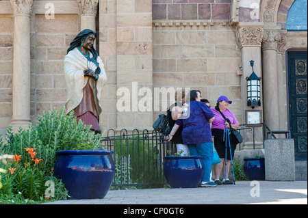 Eine Gruppe von Frauen unter der Statue Kateri Tekakwitha darstellen. Santa Fe St. Franziskus von Assisi Kathedrale New Mexiko. USA Stockfoto