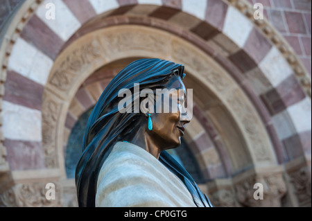 Statue von Kateri Tekakwitha. Santa Fe St. Franziskus von Assisi Kathedrale New Mexiko. USA Stockfoto