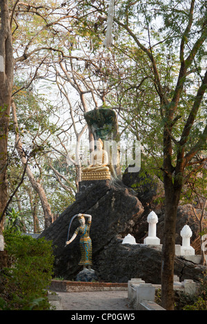 Gottheiten auf dem Weg zum Mount Phu Si Gipfel das Zentrum des alten Luang Prabang (Laos) beherrscht. Statuen de Divinités. Stockfoto