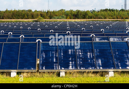 Die Warmwasserbereitung für Power und Hausheizung Solarwärmekraftwerk Stockfoto