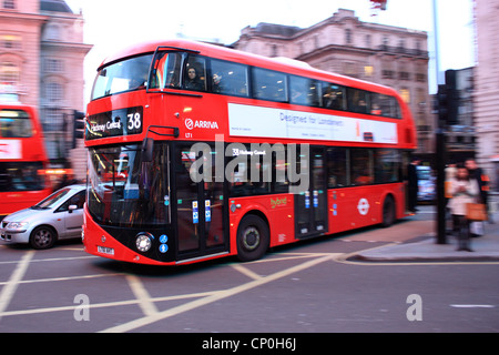 Neuer Bus für London am Piccadilly Circus Stockfoto