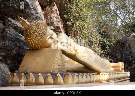 Reclining Buddha auf dem Weg zum Gipfel von Mount Phu Si, das Zentrum der alten Luang Prabang (Laos) beherrscht. Bouddha Couché. Stockfoto