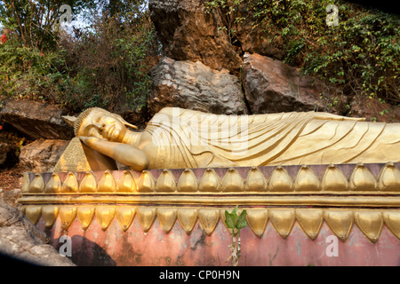 Reclining Buddha auf dem Weg zum Gipfel von Mount Phu Si, das Zentrum der alten Luang Prabang (Laos) beherrscht. Bouddha Couché. Stockfoto