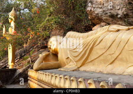 Reclining Buddha auf dem Weg zum Gipfel von Mount Phu Si, das Zentrum der alten Luang Prabang (Laos) beherrscht. Bouddhas. Stockfoto