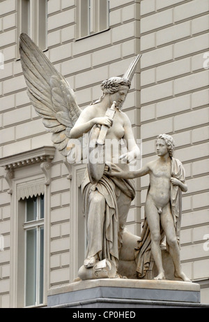 Berlin, Deutschland. Statue auf Schlossbrucke - Entwicklung des Helden. Nike beauftragt den jungen in heldenhafte Geschichte (Emil Wolff, 1847) Stockfoto