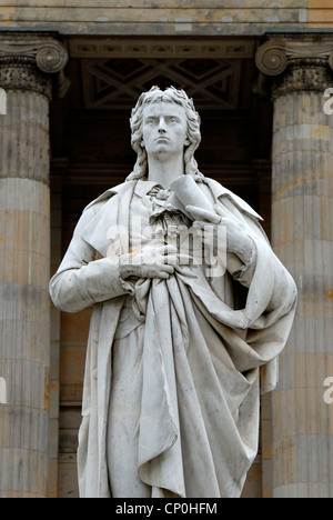 Berlin, Deutschland. Schiller-Denkmal (Reinhold Begas; 1869) vor dem Konzerthaus Gendarmenmarkt. Stockfoto