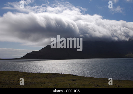 Sturm-Cloud oder Bö über die Streitishvarf Landzunge an der Halterung des Breidalsvik in der Region Osten Fjorden Ost-Island. Stockfoto