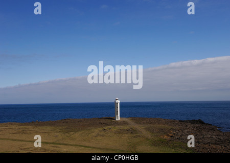 Kleine automatische Leuchtturm in Streitishvarf an der Mündung des Breidalsvik in der Region Osten Fjorden Ost-Island. Stockfoto