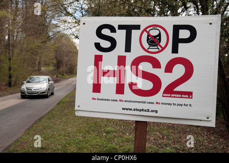 Ein Auto beschleunigt vorbei an einer "Stop HS2" Schild (Apr 2012) auf einer Straße außerhalb Wendover, Buckinghamshire, England. Stockfoto