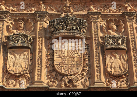 Universität von Salamanca - Details mit den Symbolen der katholischen Könige Stockfoto