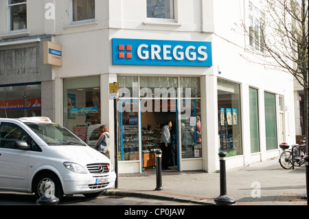 Greggs Bäcker (Regierungsvorlagen frisch gebackene Torten und Pasteten Befürchtungen traf es Umsatz MwSt hinzufügen) Worthing Sx Stockfoto