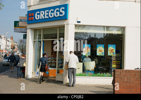 Greggs Bäcker (Regierungsvorlagen frisch gebackene Torten und Pasteten Befürchtungen traf es Umsatz MwSt hinzufügen) Worthing Sx Stockfoto