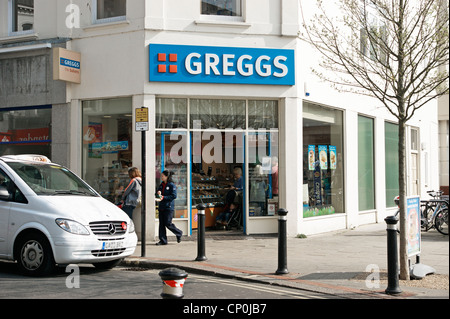 Greggs Bäcker (Regierungsvorlagen frisch gebackene Torten und Pasteten Befürchtungen traf es Umsatz MwSt hinzufügen) Worthing Sx Stockfoto