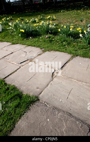Yorkshire Pflastersteine markiert mit einem Kreuz zu vermeiden, wird von Dieben gestohlen. Stockfoto