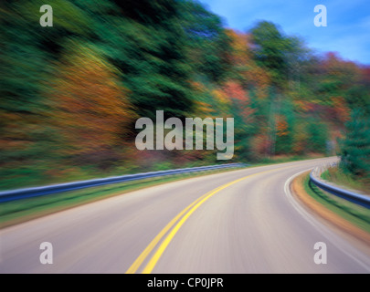 Geschwungene Straße mit Unschärfe und Bewegungseffekt, Herbst, State Mohican Park, Ohio, Midwest, USA Stockfoto