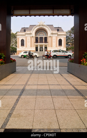 Vertikale Weitwinkel des Saigon Opera House, Nhà Keszthely Lớn Thành Phố Hồ Chí Minh im zentralen Ho-Chi-Minh-Stadt. Stockfoto