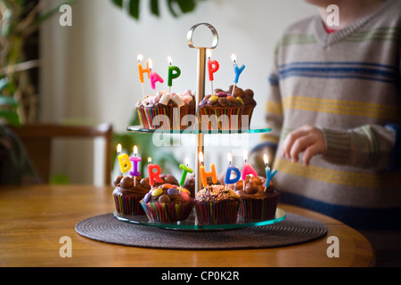 Happy Birthday Kuchen, Tasse Kuchen, Geburtstagstorte, Kerzen, Party, Dessert, Zuckerguss, Schokolade Stockfoto